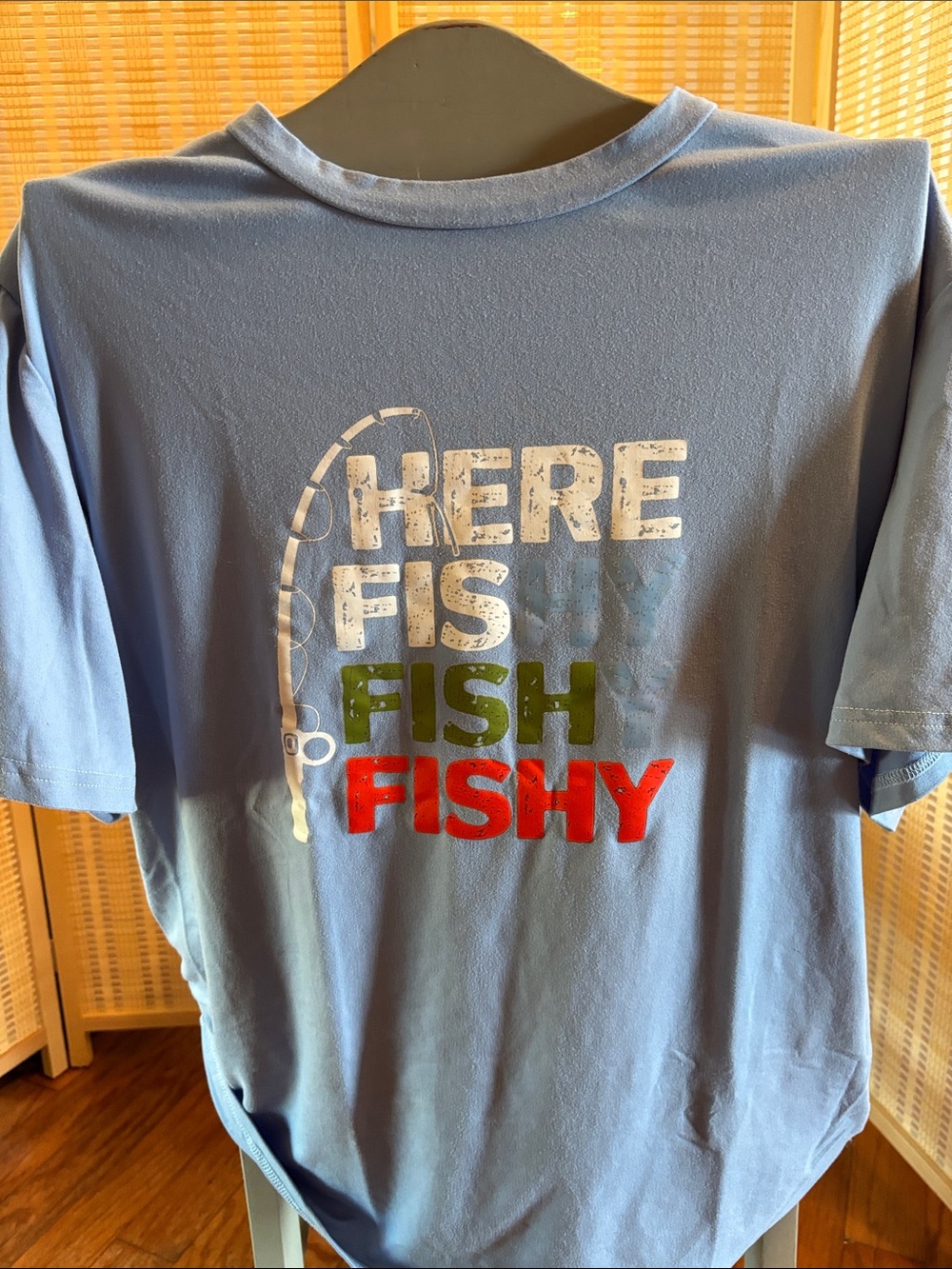 MANFINITY Light Blue Here Fish Fishy Graphic Tee size Medium